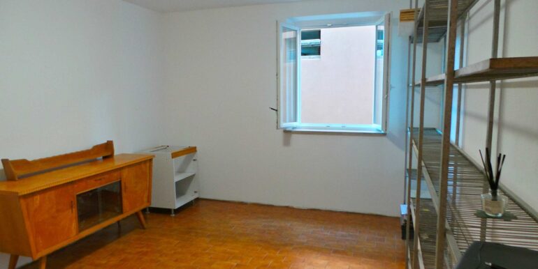Casa bicamere con studio e cortile