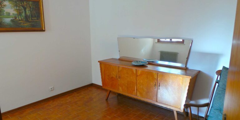 Casa bicamere con studio e cortile