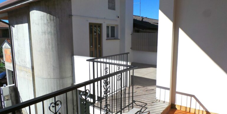 Casa bicamere con studio e cortile