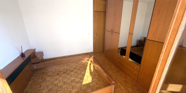 Casa bicamere con studio e cortile
