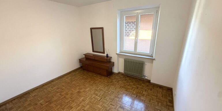 Casa bicamere con studio e cortile