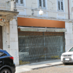 Negozio vetrinato con magazzino
