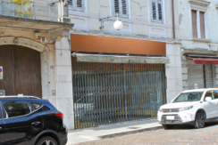 Negozio vetrinato con magazzino