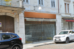 Negozio vetrinato con magazzino