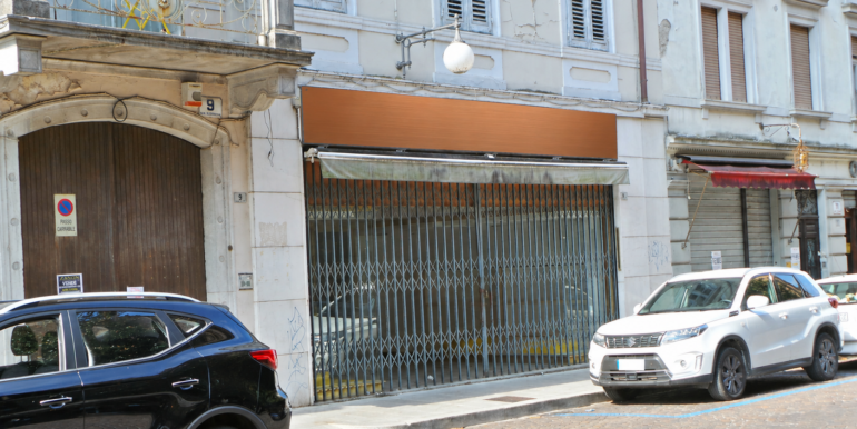 Negozio vetrinato con magazzino