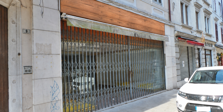 Negozio vetrinato con magazzino