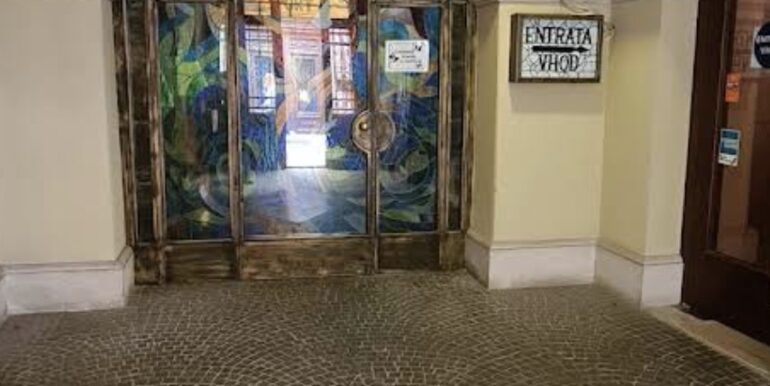 Negozio con 4 vetrine in zona pedonale