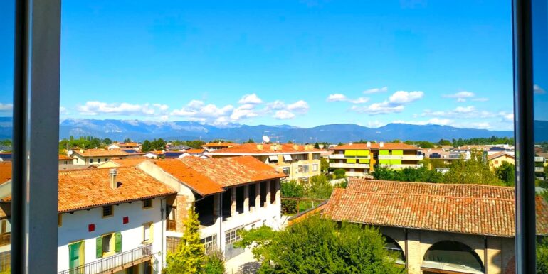 Appartamento tricamere in centro a Feletto