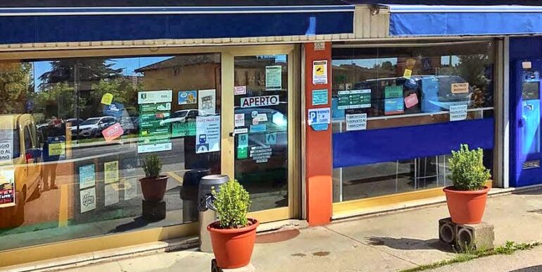 Tabaccheria con lotto, slot e parcheggio