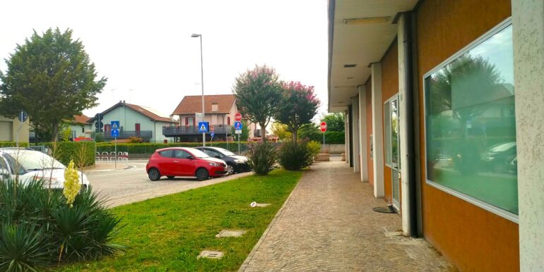 Spazioso ufficio con parcheggio